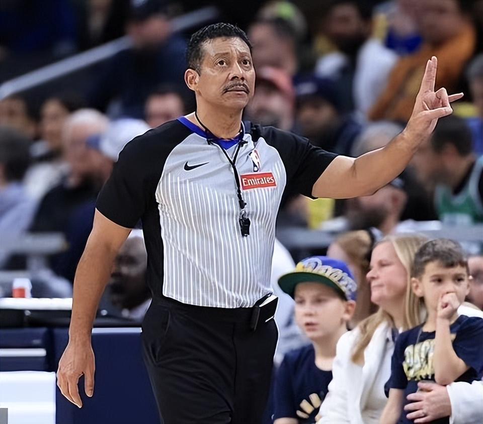 九城游戏中心官网-名哨腿筋拉伤无限期休战！昨日坐轮椅离场 有望常规赛结束前回归